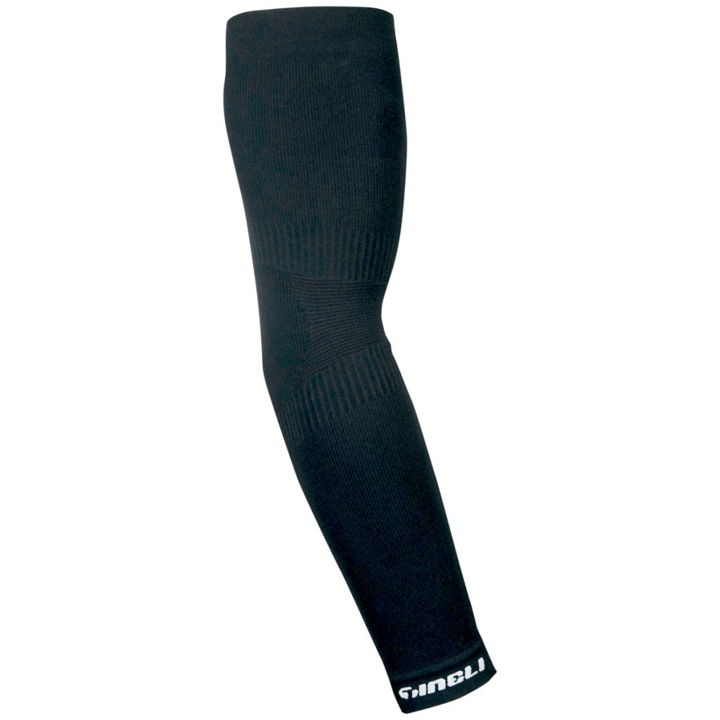 Cozy seamless arm warmers with a 3D knit design, offering a snug fit and anatomical elbow shaping for cold-weather rides.