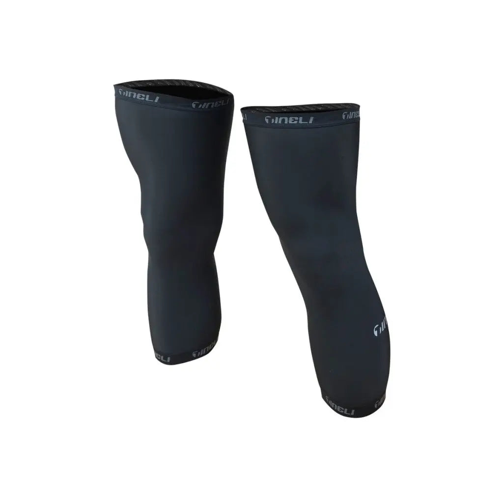 Cozy Tineli knee warmers in black and navy, crafted from soft Roubaix fabric, with elastic grip bands for a secure fit.